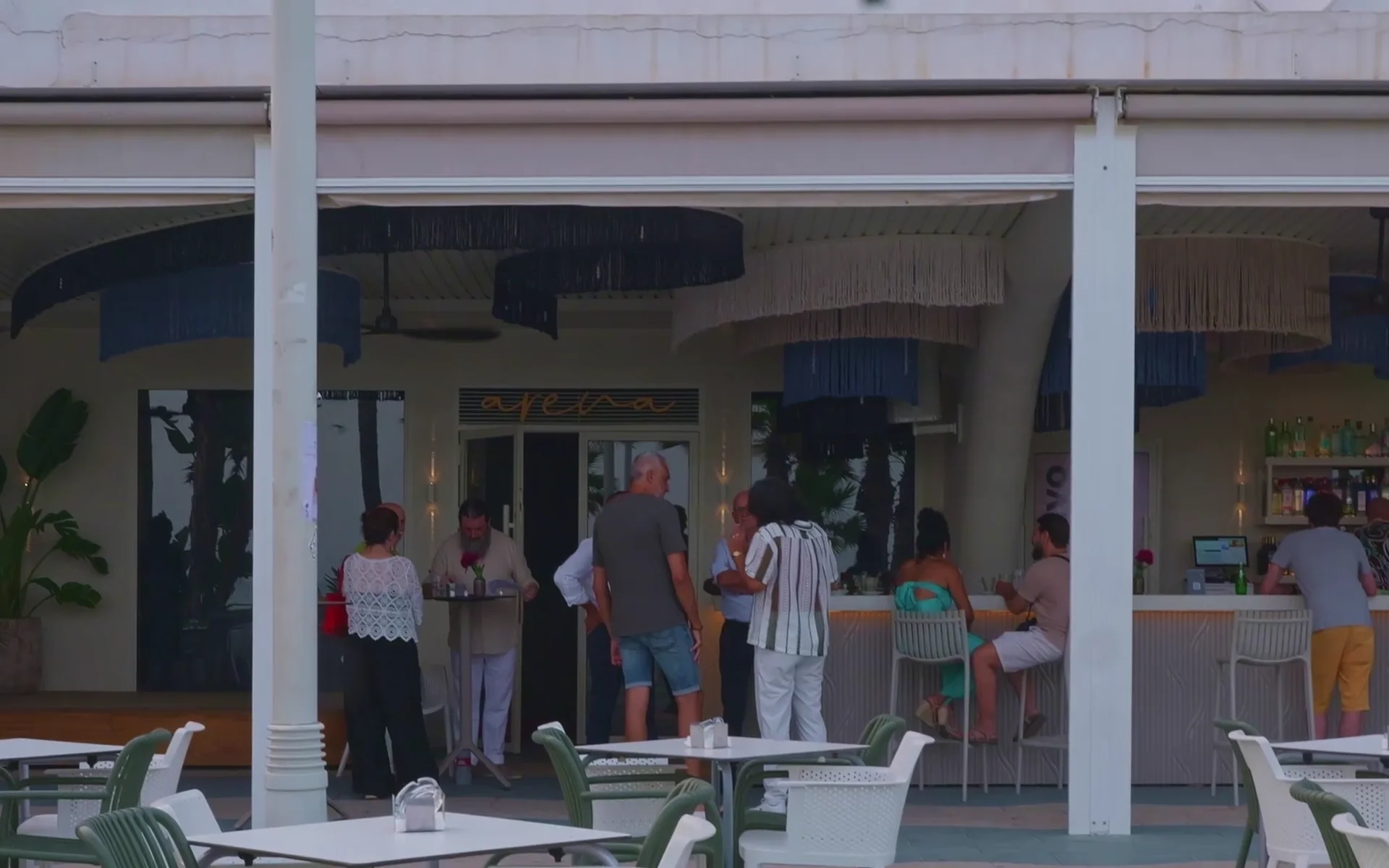 Terraza frente al mar al atardecer
